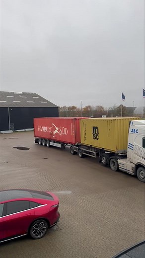 Her går turen mod Aarhus for JBC05 og JBC01 med 2 x 25m vogntog! Forrest kører vores chauffør Nick, som for første gang prøvede kræfter med at køre link! Han er skarpt efterfulgt af Martin, som er en af vores erfarne chauffører med modulvogntoget! Det ser nu meget godt ud! 👏🚛🚛 | JBC Spedition