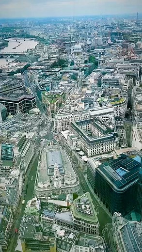 This is London’s free new viewing gallery on the 50th floor of 8 Bishopsgate. The Lookout has uninterrupted views of the City’s iconic landmarks, impressive skyscrapers, and historic architecture admission-free. You need to book your free ticket in advance at 8bishopsgate.com They check your tickets and scan your bag before you’re allowed to enter. Opening hours Mondays and Fridays 12pm-9pm Tuesdays to Thursdays 10.30am-5.30pm Saturdays 11am-6pm Sundays & Bank Holidays 10am-5pm 📍EC2N 4BQ #londo