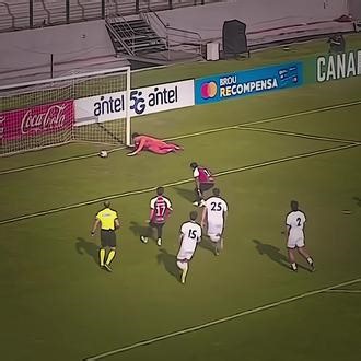 “给对面夯住了”#守门员 #神操作 #点球 #football
