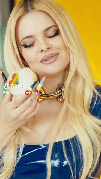 Mainos @Lidl Suomi Lidl kommt, kommst du? Tasa-arvo ei mahdu pieneen printtiin. Se tarvitsee lavan, valot ja täyden huomion. Siksi juhlin tänä vuonna yhdenvertaisuutta ja monimuotoisuutta Lidlin kanssa, joka toimii Helsinki Priden pääyhteistyökumppanina. Jokaisella on oikeus näkyä, kuulua ja olla oma itsensä. Ihanaa Pride-viikkoa, ich komme mit dir! 🏳️‍🌈 x Erika