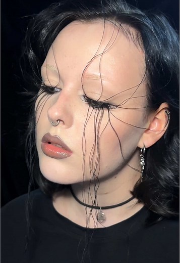 Thread Eyelashes: Creative Makeup Techniques