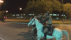 Vídeo mostra momento em que cavalaria avança em direção aos manifestantes