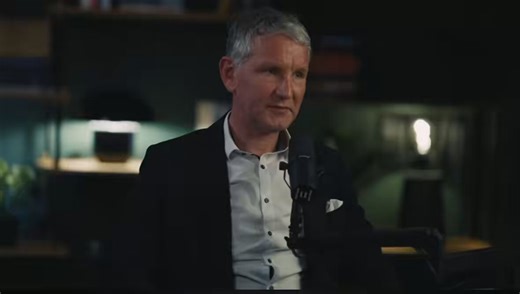 Das Gespräch unterscheidet sich fundamental von anderen. Höcke skizziert seine Weltsicht, spricht über seine Biografie und verbindet das mit historischen Elementen.All das kulminiert in einer Art Mission. Sowas hört man sonst nicht bei Politikern.