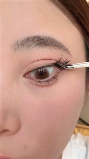 Applying Glue-Free False Eyelashes: A Step-by-Step Guide
