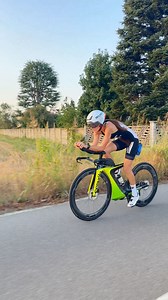 1.6M views · 9.8K reactions | 狼 Silence. Let the body speak.Brick workout: bike + run.If you know the sound of effort, you know what I mean.狼 Silenzio, parla il corpo.Allenamento combinato bici + corsa.Chi ama il suono della fatica, sa di cosa parlo. #triathlete #training #Cycling #cyclist #running #runner #asmr | Deborah Spinelli | Facebook