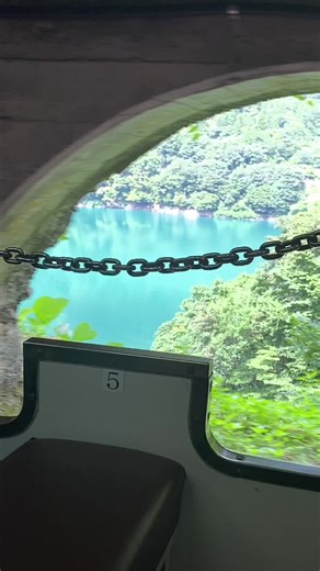 「自然の旅をもっとしたい。」 と思うきっかけをくれたのが黒部峡谷でした😌🌿 ※夏でもトンネルに入るととても寒いので、羽織物をもって行かれると良いかもしれないです！ #富山県#富山#日本旅行#国内旅行#黒部峡谷トロッコ電車#黒部ダム#黒部ダム行vlog#旅行日記#自然#japan#japantravel#japantrip#travel