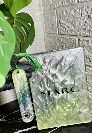 Un bloc-notes personnalisé n’est pas simplement un cadeau, mais c’est aussi un outil de communication qui valorise votre image.