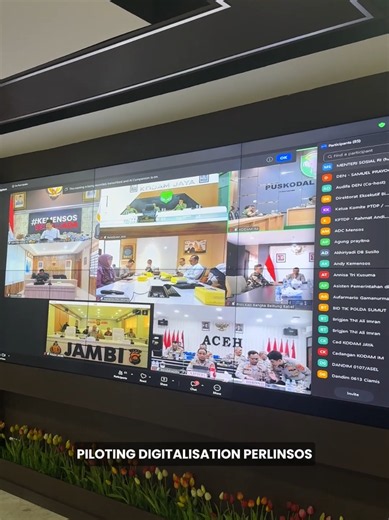 Menteri Sosial Saifullah Yusuf (Gus Ipul) mengikuti rapat koordinasi percepatan piloting digitalisasi Perlinsos bersama pemda, Pangdam, dan Kapolda pada Jumat (18/9). Menjelang peluncuran nasional Oktober 2026, perluasan Agen Perlinsos terus didorong. Saat ini sekitar 4,8 juta keluarga telah mendaftar, dengan target 40–50 juta keluarga hingga akhir tahun. Agen Perlinsos merupakan relawan yang membantu akses layanan tanpa memungut biaya. Tonton selengkapnya.