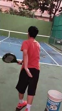 tennis serve ฝึกแขนขวาทำ pronate และสวิงไม้ขึ้นบนตีบอล