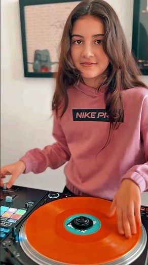 Fast scratching on Pioneer CRSS12 Turntable 🔥 #djmichelle #scratchdj