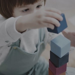 Miles de niños y niñas en España crecen sin el cariño y apoyo que necesitan. Ayúdanos a ofrecerles un hogar estable donde puedan crecer y tener un futuro. Colabora con nosotros y únete a la familia más grande del mundo. | Aldeas Infantiles SOS de España