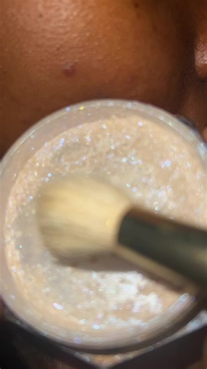 Intense Diamond Highlighter Powder for Glistening Glow