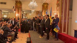 La dernière chanson composée par le président de l’Anavad, qui est également un grand artiste, a été interprétée à l’occasion de ce grand événement politique marquant la déclaration de l’indépendance de la Kabylie ce dimanche 14 décembre 2025. Elle a été chantée par des artistes talentueux et engagés pour cette noble cause, la liberté du peuple kabyle. CAP Kabylia | CAP Kabylia