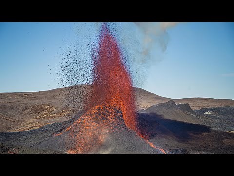 Lava 1000 feet in the air! Geologist explains the Iceland 2021 eruption