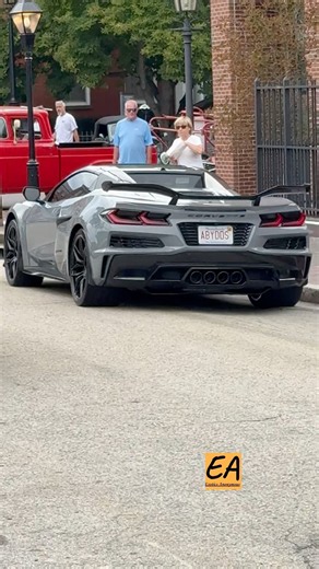Corvette Z06 Looks and Sounds Good on the Move.