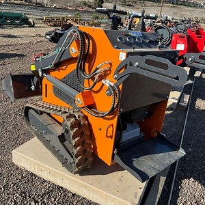 [Hot Item] Mini Loader Skidsteer Skid Steer Attachments Trencher Angel Snow Blade Mini Skid Steer Loaders