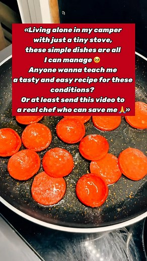 «Living solo in my camper with just a tiny stove — these simple meals are all I can pull off right now 🥺 I’m a road guy who left everything behind and hit the open road… stars are my ceiling at night, wind wakes me up in the morning, but my cooking skills are apparently still stuck back in the city 😂 Anyone wanna teach me a delicious and easy recipe for these conditions? Or at least forward this video to a real chef who’ll come save this lonely vanlifer 🙏» 💬 Drop in the comments: what’s the 