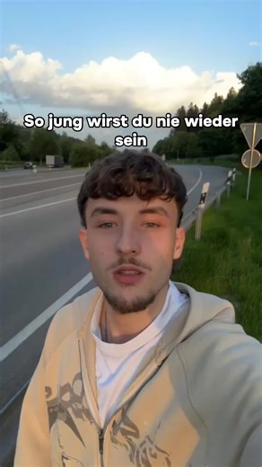 Du wirst nie wieder genau in diesem Moment sein. Also mach mehr von dem, was sich richtig anfühlt 🌄 Folgt gerne für mehr ⛰️🫶🏼 #zugspitze #berge #natur #wandern #wandernmachtglücklich