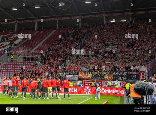 Mainz, Deutschland. 10th May, 2026. GER, Mainz, Fußball, DFL Bundesliga, 33. Spieltag, 1. FSV Mainz 05 vs. 1. FC Union Berlin im Bild v.l.: Union berlin feiert mit mitgereisten Fans im Gaesteblock 10.05.2026, MEWA-Arena Mainz DFB/DFL REGULATIONS PROHIBIT ANY USE OF PHOTOGRAPHS AS IMAGE SEQUENCES AND/OR QUASI-VIDEO, (Photo by HMB Media/Paul Fritz/Sipa USA) Credit: Sipa USA/Alamy Live News Stock Photo - Alamy