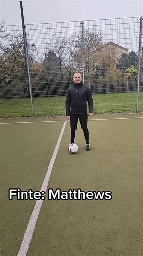 Tutorial: Finte Matthews Der Gamechanger bei todgestoppten Bällen... Den Ball gerade so vor dem aus gerettet und sofort Gegnerdruck? Mach den Matthews! Im Stehen nach innen ziehen? Mach den Matthews! Eins gegen zwei an der Eckfahne? Mach den Matthews! Trau dich und mach dich besser❤️💪⚽ #jk_fussballschule #finte #matthews #fussball #trainer #coaching #training #technik #tipps #erklärung #fussballschule #karlsruhe