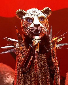 46K views · 703 reactions | Der Leo  hat auch in Show vier mit einer tollen Perfomance überzeugt und das Rateteam hat große Augen gemacht  : Das erste Mal haben wir diesen #maskedsinger wohl in seiner ganzen Pracht auf zwei Beinen stehen gesehen. Wen vermutet ihr unter der Maske? | The Masked Singer Germany | Facebook
