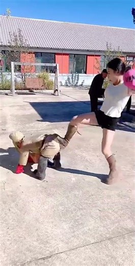 Absolute savage 😳 She Only Uses One Move #kickboxing