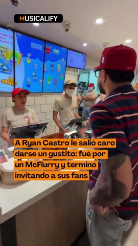 #FARÁNDULA | Ryan Castro visitó un local de McDonald’s en Cali con el propósito de degustar el McFlurry creado en alianza con la cadena y la firma Jumbo, pero la jornada dio un giro cuando diversos fanáticos advirtieron su presencia y se acercaron a saludarlo, motivando al cantante a asumir el costo de los postres de varios clientes congregados en el lugar. La preparación reúne helado de vainilla, arequipe, maní triturado y trozos de chocolatinas Jumbo Black y Jumbo Blondie, transformando la vis