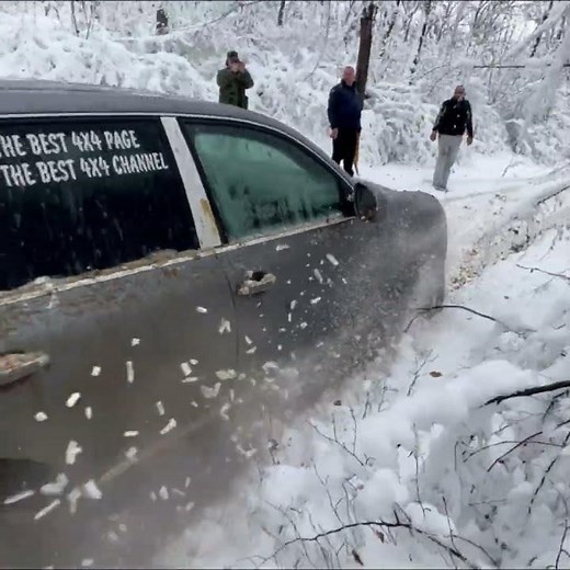 Jeep Grand Cherokee vs Porsche Cayenne in SnoW and Mud Off-Road