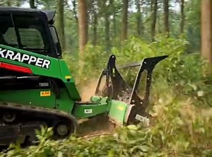 REDKRAPPER adalah sebuah jentera pembersih hutan moden yang sesuai digunakan untuk membersihkan hutan, kebun, dan ladang dengan permukaan tanah yang tidak rata. Cara Kerja dan Keunggulan REDKRAPPER REDKRAPPER menggunakan mulcher head (sistem potong hancur) yang ditenagai oleh sistem hidraulik. Ini memungkinkannya bekerja dengan efisien dalam membersihkan hutan lebat, bahkan mampu menghancurkan batang pohon hingga ke tunggulnya. Pilihan Model REDKRAPPER tersedia dalam dua pilihan model: * Rubber