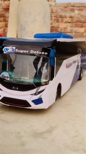 Handmade Multi-Axel RC Buses: Hino RN8 and Greenline Man 24480