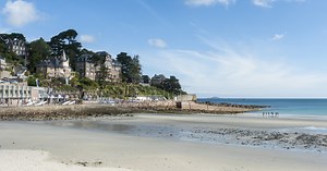 Cette sublime plage, située en plein cœur de la Bretagne, offre une vue incroyable sur l'archipel des sept îles