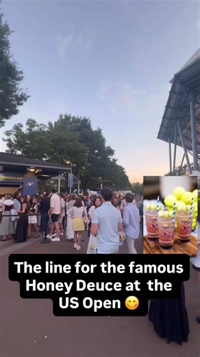 It’s worth the wait. The Honey Deuce is the US Open’s signature cocktail — vodka, lemonade, Chambord, and frozen honeydew balls. 🥂🍈 It’s basically summer in a cup and the famous US open drink. 😋 @usopen | New York Locals