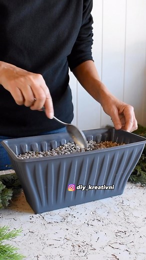 DIY♥️ Inspirace na vánoční truhlíky. Větvičky postupně zapichujeme od nejdelších (tújí) a dopředu aranžujeme nižší větvičky (cypřiše). Doplníme o jmelí, drobné vánoční ozdoby a ozdobnou kroucenou šňůru a máme hotovo. 🇬🇧ENG DIY♥️ Inspiration for outdoor #christmasdecor . Gradually insert the twigs, starting with the longest ones (thuja) at the back and the shorter twigs (cypress) at the front. Than add mistletoe, small Christmas decorations, and decorative twisted string and we are done. #diy |