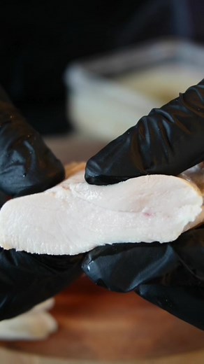 【驚きの柔らかさ！】家庭で簡単に作れる究極のゆで鶏レシピ〈Tender Boiled Chicken〉 今回は、鶏むね肉を使用して驚くほど柔らかく、ジューシーなゆで鶏を作る方法をご紹介します。特別な材料や技術は必要なし！誰でも簡単にできるポイントを押さえています。お好みのタレやソースで、美味しくお召し上がり下さい！ 【鶏むね肉の柔らか茹で鶏】 〈材料〉2〜3人前 鶏むね肉 1枚（約350g） ◻︎ゆで汁 水900ml 鶏がらスープの素 大さじ2 にんにく1かけ 青ねぎ1本 〈作り方〉 ①鶏むね肉は厚み半分に切り、火が通りやすくする。 ②蓋つきの鍋に水、鶏がらスープの素、皮をむいて潰したにんにく、青ねぎを加え、火にかける。 ③沸騰したら火を止め、（①）の鶏むね肉を入れて蓋をして10〜15分置く。 ④火が通れば鶏肉を取り出し、密閉容器にゆで汁と共に入れて粗熱をとる。 ⑤粗熱が取れたらお好みの大きさに切り、お好みのタレやソースを付けてお召し上がり下さい。 ・残った鶏肉はゆで汁に漬けたまま冷蔵庫で保存して下さい。（3日間保存可能） ・残ったゆで汁はお好みの具を入れてスープなどにお使いください。
