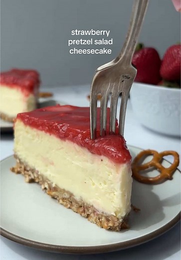 Strawberry Pretzel Cheesecake Recipe: A Pretzel Salad Twist