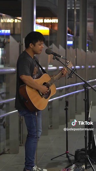 Busker's Unforgettable Performance of 'To Love Somebody'