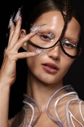 Unghie effetto vetro: la nail-art dalle trasparenze che conquistano