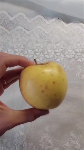 🍏 Ne becsüld le a csúnyácska almát! 😉 Isteni almás karamell házilag 🍏 Ha legközelebb picit foltos, apró vagy „csúnyácska” almát látsz, ne fordítsd el a fejed! Egy tegnapi barangolás során pont egy ilyen elfeledett almafára bukkantam, amiről a földre lepotyogva árválkodtak a gyümölcsök. Gondoltam, nem hagyom őket kárba veszni, az ép darabokból pedig valami igazi mennyeit készítek: házi almás karamellt! 🍯✨ Sajnos a gyümölcscentrifugám pont most romlott el, de ez sem állíthatott meg. Megoldotta