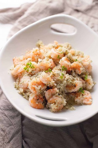 This low carb and keto Garlic Butter shrimp with cauliflower rice is an easy sheet pan meal that can be on the table in less than 30 minutes. That makes this a low carb 30 minute meal! ✅Recipe: https://jenniferbanz.com/garlic-butter-shrimp-cauliflower-rice-sheet-pan-dinner | Low Carb Recipes with Jennifer