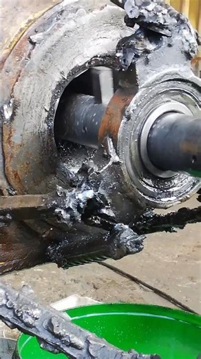 USING LINE BORING MACHINE TO SMOOTHEN SHARP EDGES IN EXCAVATOR'S DIPPER STICK IN WORKSHOP