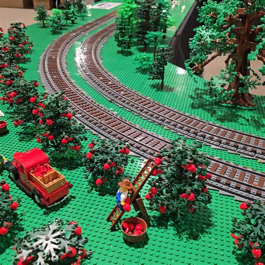 RF&P 141 with a long-ish manifest races through the orchard corner on the LGMS layout at the Great Scale Model Train Show in Timonium, Maryland | Monty's Trains