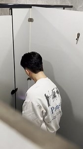 偷拍直男帥哥第一個是實習單位的同事，人超帥的，聲音也好聽，偶然在廁所遇到，下面很大。第二個是自己帶的實習生，看起來瘦瘦小小的沒想到也這麼大，最後噴超多的。