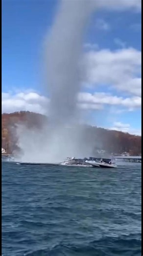 650K views · 5.6K reactions | A powerful water spout formed over Table Rock Lake this morning — witnesses say it lifted docks and small boats straight into the air. ️#BransonAreaBreakingNews #BransonMissouri #TableRockLake #Ozarks #StormVideo #ViralVideo #OnlyInBranson | Branson Area Breaking News | Facebook
