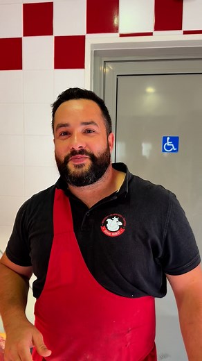 🔥 Grand choix cette semaine dans votre vitrine ! 🔥 Des viandes locales d’exception, issues d’élevages que nous connaissons bien : 🐃 Bœuf Salers – Une magnifique bête de chez Lagarde à Vergt (41 km) 🐂 Bœuf Limousin – De notre fidèle éleveur Denis Massias (6 km) 🐖 Porc fermier – De chez Jean-Luc Gross (14 km) 🐑 Agneau – Élevé par Sylvain Chaumont à Beaupouyet (14 km) 🐓 Volaille fermière – De chez Marceteau à Montpeyroux (16 km) 🐂 Veau sous la mère – Du GAEC des Olivier à Saint-Sauveur-Lala