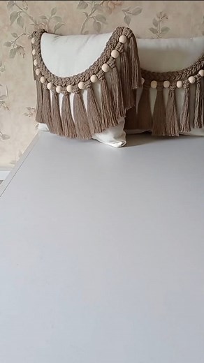 Macramé/Crochet/Bolsos/Concreto on Instagram: "Mira esta sencilla idea para decorar tus cojines 臨 Comenta "yo quiero" si te gustaría aprender macrame. #macrame #manualidades #tutorial #parati #macramelove #parati"