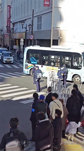 定期運行バスのみバリケードを通過させる埼玉県警察機動隊👮🚨、（今から高市総理車列🇯🇵がやってくるため厳重警備中）、埼玉県所沢駅🚉