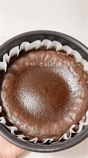 三腳貓蛋糕 | 蘆洲甜點 • 巴斯克乳酪 .ᗜ ◞ ᗜ on Instagram: "🧀 Trick or Cheese 不切，也能知道是流心 輕輕一晃，裡面還在慢慢流 🍰 原味｜巧克力｜蔓越莓｜Oreo ✔️ 全系列流心取向 — 🛒 私訊下單｜蘆洲自取｜7-11 冷凍 💬 留言「三腳貓」傳下單連結 🐾 #三腳貓蛋糕 #TrickOrCheese #流心巴斯克 #甜點控"