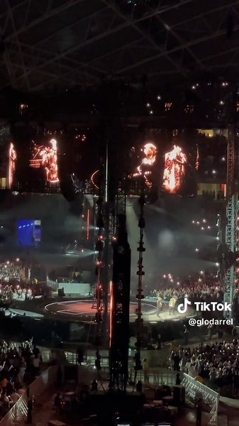 Amazing Surprise Performance by Ed Sheeran & JJ Lin!