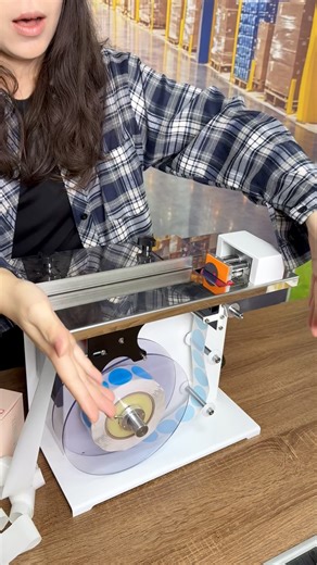This is why I gave up manual labeling and chose this labeling machine. #labelingmachine #factory #agent #box #packaging #foodbox #toybox #christmas #newyear #giftbox #sealing #rightangle #minimachine #labeler | Yue Zhou