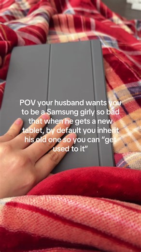 So what should I download, how can I girly it up. I don’t have the heart to tell him I’m never changing from iPhone 🙈#fyp #samsung #iphone #couplegoals